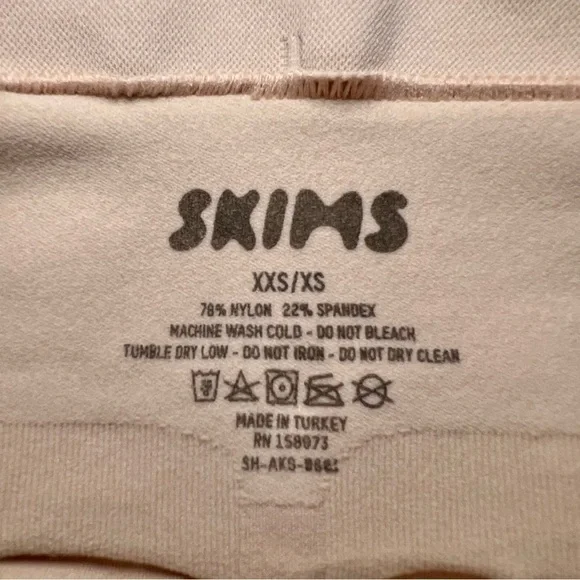 SKIMS Sculpting Short Above The Knee With Open Gusset in Clay - Picture 3 of 5